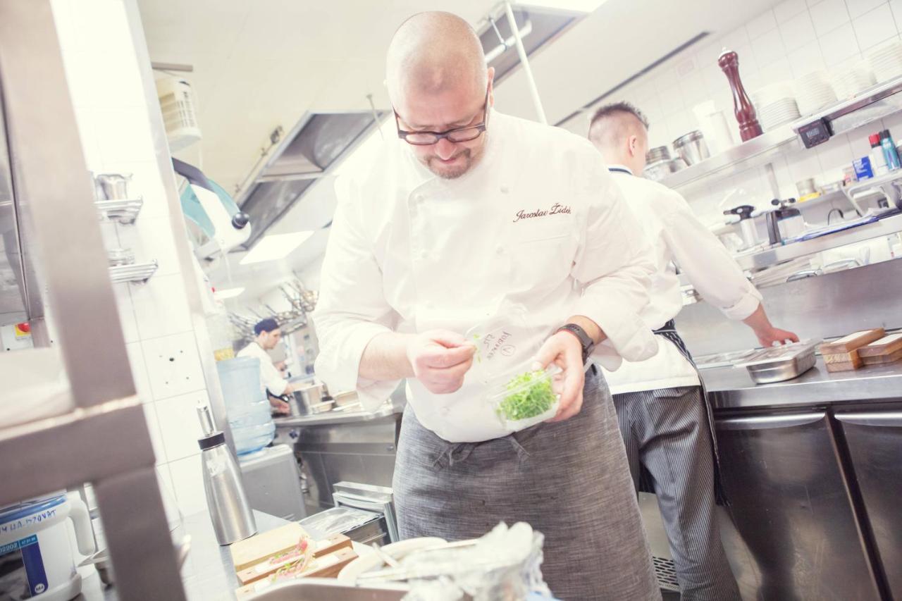 Grand Hotel River Park, A Luxury Collection Hotel, ברטיסלאבה מראה חיצוני תמונה Chef preparing a meal