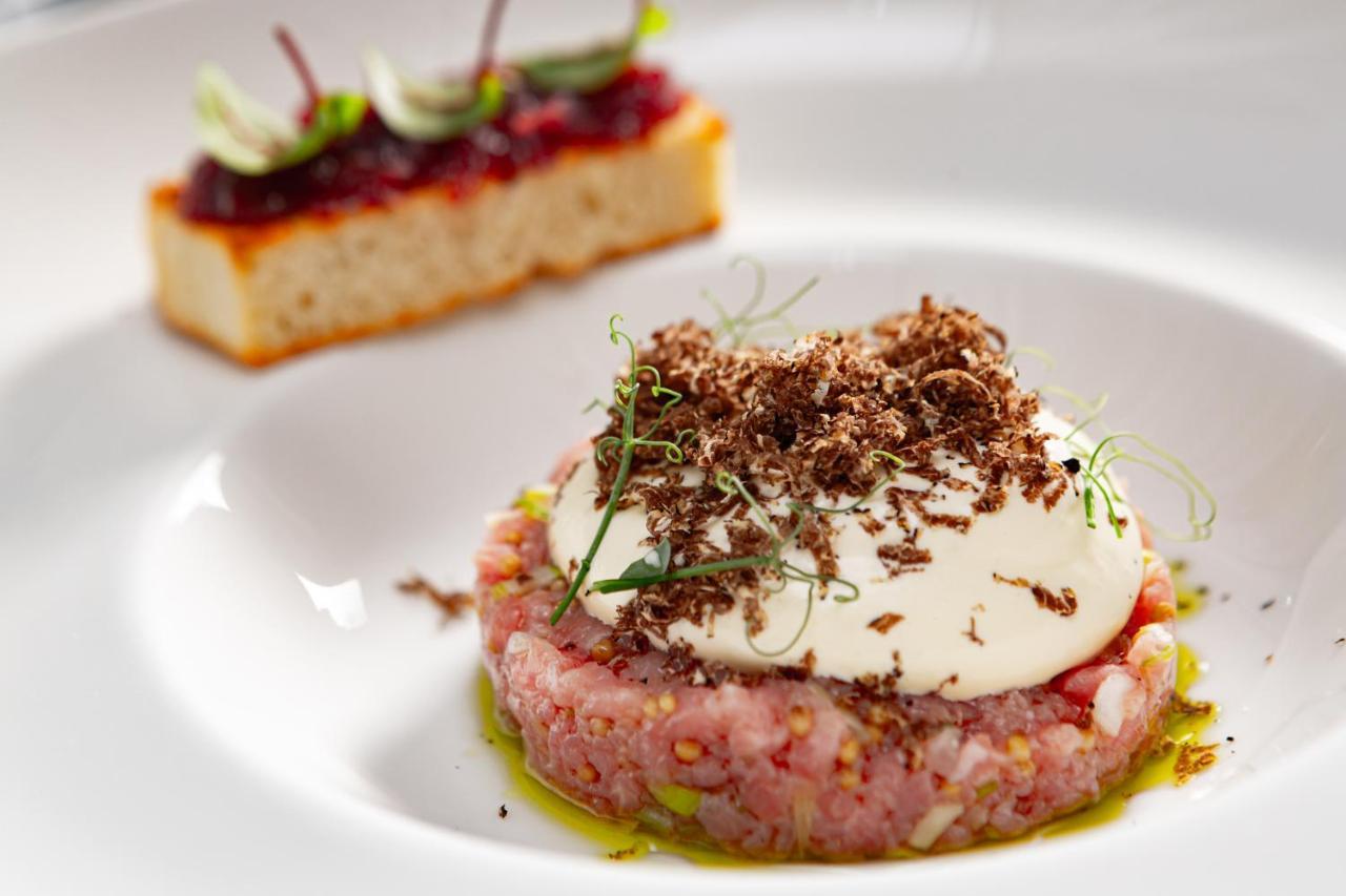 Grand Hotel River Park, A Luxury Collection Hotel, ברטיסלאבה מראה חיצוני תמונה A modern Italian dish, a beef tartare with a poached egg