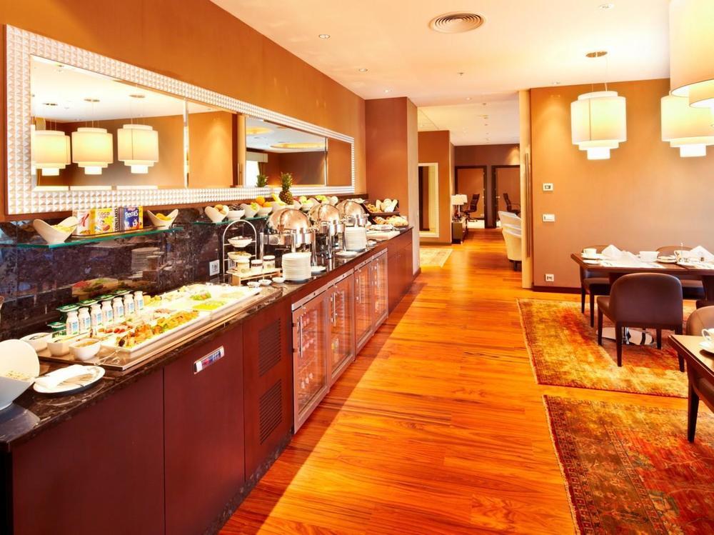 Grand Hotel River Park, A Luxury Collection Hotel, ברטיסלאבה מתקנים תמונה The lounge at the airport