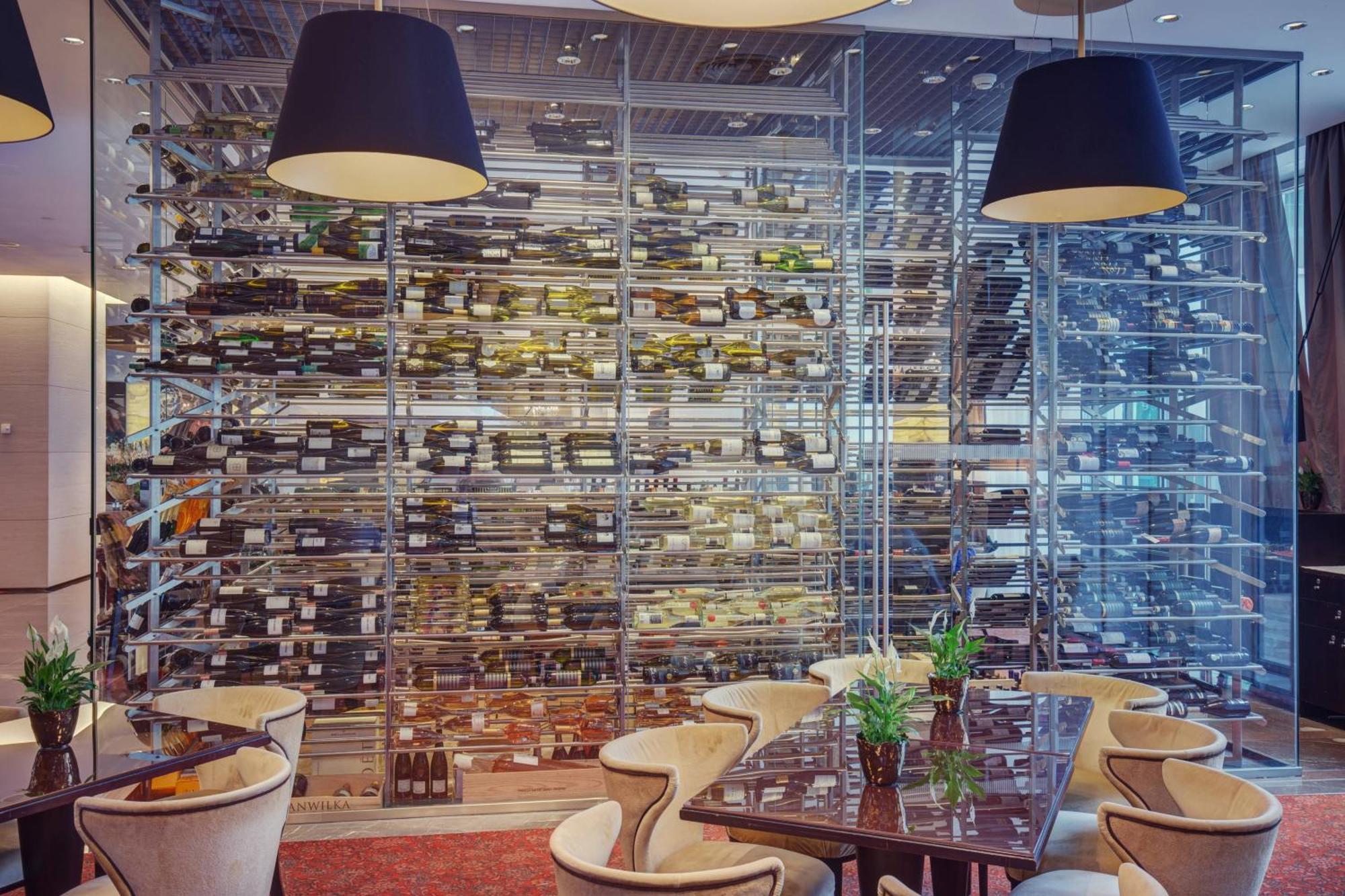 Grand Hotel River Park, A Luxury Collection Hotel, ברטיסלאבה מראה חיצוני תמונה Wine wall at the restaurant