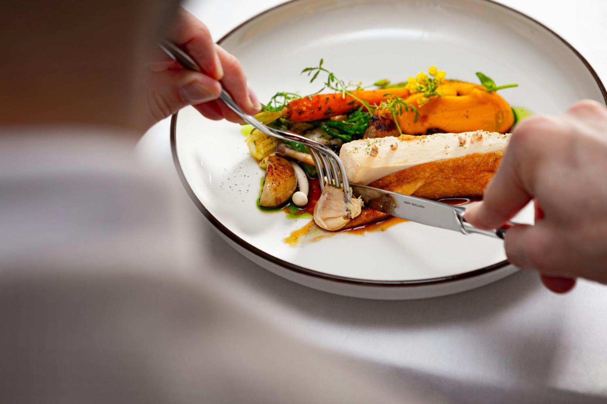 Grand Hotel River Park, A Luxury Collection Hotel, ברטיסלאבה מראה חיצוני תמונה A person using a knife and fork to cut into a meal